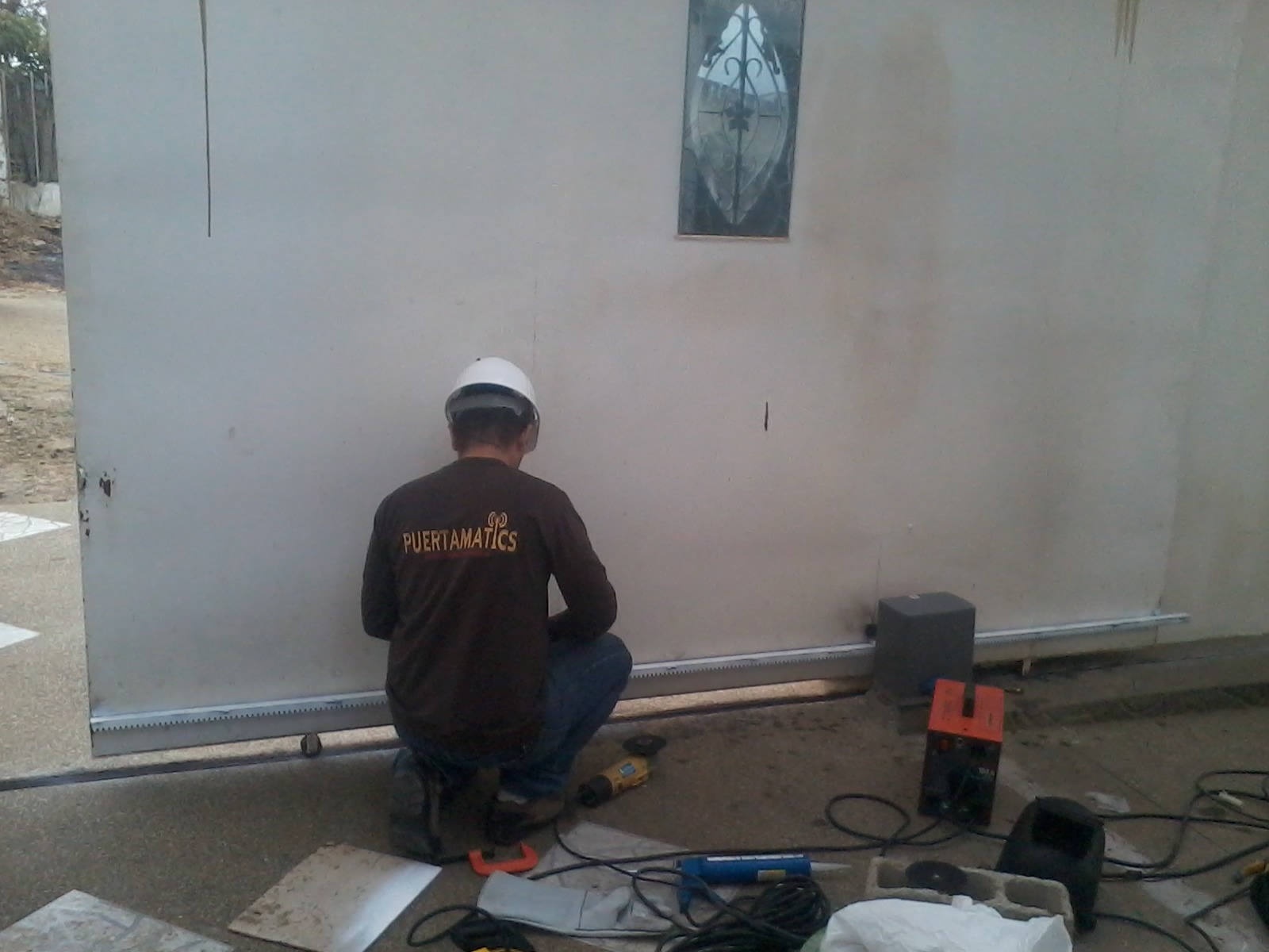 Instalación de motor para puerta de garaje tipo corredizo y control de